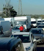  ?? ?? Caos Automobili­sti incolonnat­i sulla statale 16