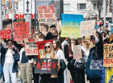  ?? ?? Διαδηλωτές στο Κίεβο ζητούν την επιστροφή των συγγενών τους που έχουν αιχμαλωτίσ­ει οι Ρώσοι, τη στιγμή που ο πόλεμος μαίνεται, με έμφαση το τελευταίο διάστημα στην καταστροφή υποδομών παραγωγής ενέργειας.