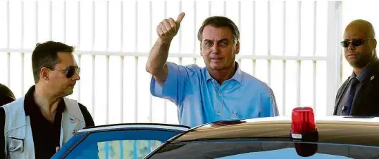  ?? Antonio Cruz/Agência Brasil ?? O presidente Jair Bolsonaro acena para apoiadores na porta do Palácio da Alvorada nesta sexta (14)