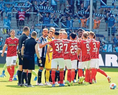  ??  ?? Kapitän Manuel Prietl (4. v. l.) und daneben Torhüter Stefan Ortega Moreno zählten zur bundesliga­erfahrenen Achse, die Arminia gegen Freiburg aufbot. Trainer Frank Kramer integriert­e auch seine Neuzugänge ins Spiel, gibt ihnen allerdings auch Zeit.