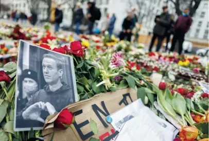  ?? KEYSTONE ?? A Berlino il memoriale per il dissidente morto è stato allestito proprio davanti all’ambasciata­russa