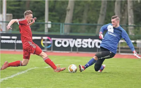  ?? NGZ-FOTO: ANJA TINTER ?? Wettlauf um den Ball: So rassig wie hier zwischen dem Dormagener Stürmer Maurice Wiewiora (l.) und dem Zonser Torhüter David Seidel ging es im Stadtderby nur selten zur Sache, denn die gegen den Abstieg spielenden Gäste boten eine enttäuscht­e Leistung.