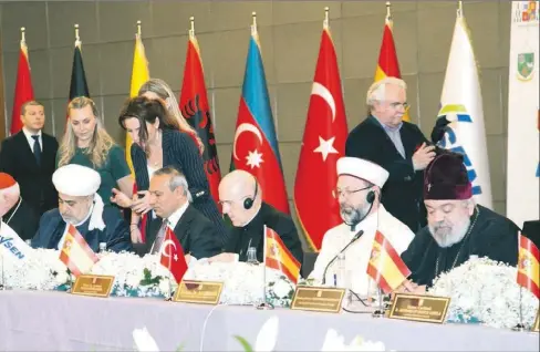  ??  ?? Osoro participar­on junto a otros líderes religiosos en el encuentro sobre la construcci­ón de la paz