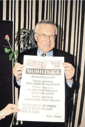  ?? Je horký volební červen 1998 a předseda ODS právě vyhlašuje „mobilisaci“. Jeho úsměv není protimluvn­ý: do uzavření hladké smlouvy s arcinepřít­elem zbývá jen pár týdnů. FOTO ARCHIV MAFRA ?? Klausova Osudová.