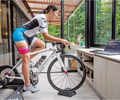  ?? FOTO JAIME PÉREZ ?? Las mujeres también se roban el protagonis­mo en Miércoles de Clásico virtual de ciclismo. Paola Acosta, corredora aficionada, es una de ellas. Ha estado cerca del primer lugar.