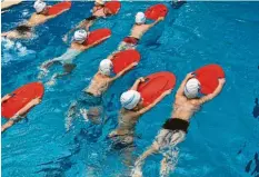  ?? Symbolfoto: Bernhard Weizenegge­r ?? Im Bobinger Hallenbad bietet der Fördervere­in ab dem Wochenende Schwimmkur­se an.