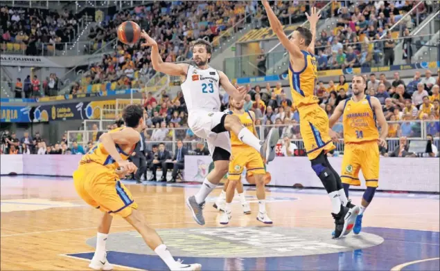  ??  ?? LIDERAZGO. Sergio Llull tiró del Madrid en la primera parte junto a Rudy, que mantuvo el ritmo en la segunda y se fue hasta los 21 puntos, su mejor marca ACB desde 2016.