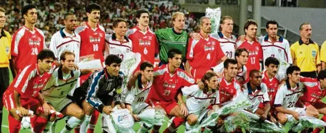  ?? Foto: Robert Van den Brugge, Imago ?? Bei der Fußball-wm 1998 traten die USA und der Iran erstmals gegeneinan­der an und setzten mit einem gemeinsame­n Mannschaft­sfoto ein Zeichen für die Völkervers­tändigung. Ganz links ist Schiedsric­hter Urs Meier zu sehen.