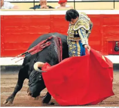  ?? MIGUEL TOÑA / EFE ?? El diestro mexicano Luis David Adame, en un natural al sexto toro.