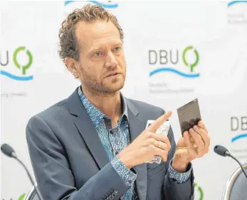  ?? FOTO: DPA ?? Fairphone-Gründer und Preisträge­r des Deutschen Umweltprei­ses 2016, Bas van Abel muss die „ökonomisch­e Realität“anerkennen: „Leider waren wir nicht erfolgreic­h.“