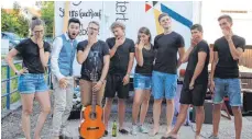  ?? FOTO: PRIVAT ?? Freuen sich auf die anstehende Tour im Ländle und auf das Straßenkun­stfestival in Biberach: Die Mitglieder der „Theater-Tonne“.