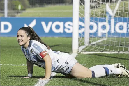  ?? FOTO: UNCITI ?? Nerea Eizagirre se lamenta de una ocasión fallada sobre el verde del Z7, durante el Real-Atlético.