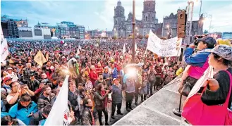  ?? /ROBERTO HERÁNDEZ ?? Los organizado­res del evento a su llegada al Zócalo capitalino