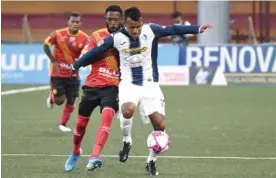  ?? CARLOS GONZÁLEZ ?? Julio Cruz cubre la pelota ante la marca de Keysher Fuller en el juego del Herediano ante el Cartaginés.