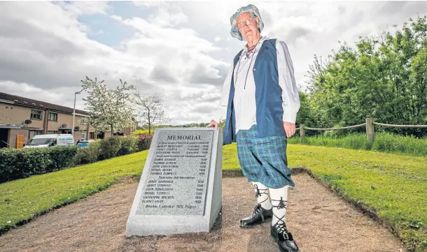  ?? Pictures by Kim Cessford. ?? LESSON FROM HISTORY: Local historian George Mitchell unveils the witches’ memorial at Inch Park, Brechin.