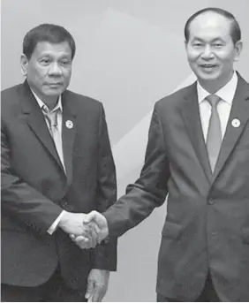  ?? PHILSTAR.COM ?? In this Nov. 11, 2017 photo, President Rodrigo Duterte poses with Vietnam President Tran Dai Quang before the start of the APEC Economic Leaders' Meeting at the Interconti­nental Da Nang Resort in Da Nang City, Vietnam.