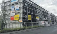  ?? FOTO: ZOGE ?? An der Stuttgarte­r Straße baut die Tuttlinger Wohnbau derzeit ein Haus mit 40 Mietwohnun­gen.