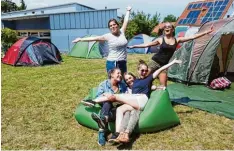  ?? Foto: Stegmair ?? Festivalat­mosphäre in Buttenwies­en: Diese jungen Frauen aus Althegnenb­ach und Manching nahmen am 26. Bayerische­n Jugendthea­tertreffen teil.