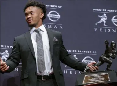  ?? CRAIG RUTTLE — THE ASSOCIATED PRESS ?? Oklahoma quarterbac­k Kyler Murray holds the Heisman Trophy on Dec. 8.