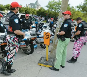  ??  ?? En entrevue à LCN, le ministre Martin Coiteux a commenté le dossier des pantalons de camouflage (photo) ainsi que la crise interne qui secoue la police de Montréal.