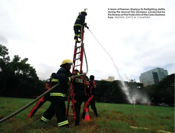  ?? KRISTINE JOYCE W. CAMPAÑA ?? A team of firemen displays its firefighti­ng ability during the Annual Fire Olympics conducted by the Bureau of Fire Protection at the Cebu Business Park.