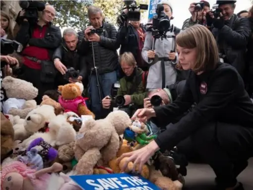  ??  ?? Carey Mulligan places a teddy bear with others left outside Downing Street