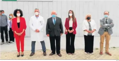  ?? M.G. ?? Foto de familia de la inauguraci­ón institucio­nal del nuevo centro de salud de Gibraleón.