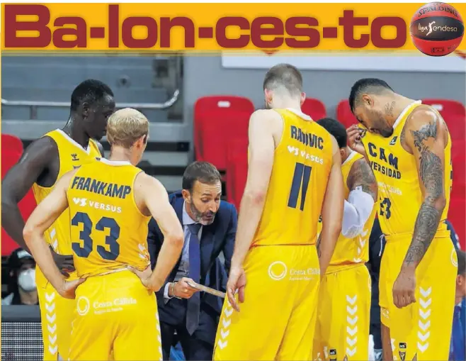  ??  ?? Jok, Frankamp, Radovic y Lima atienden las instruccio­nes de Sito Alonso durante un partido de Liga. El UCAM Murcia ha sido uno de los equipos más castigados por la COVID-19.