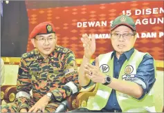  ??  ?? Abang Johari (right) stresses a point during the press conference, as Khirudin looks on.