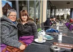  ?? Foto: Ina Kresse ?? Eliane Schönberg und ihre Tochter Nynianne genießen ihren Kaffee im Freien. Man muss jeden Sonnenstra­hl ausnutzen, sagen sie.