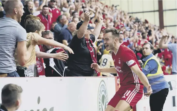  ?? PICTURE: BILL MURRAY/SNS ?? 0 Aberdeen substitute Ryan Hedges celebrates after his late goal – his first for the club – sealed a 3-2 win over Hearts yesterday.