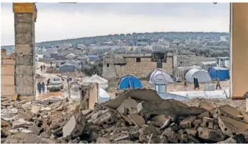  ?? ARCHIVFOTO: ANAS ALKHARBOUT­LI/DPA ?? Auch ein Jahr nach dem verheerend­en Erdbeben in der Türkei und Nordsyrien leben viele Menschen noch in Zelten – wie hier in Aleppo. Der Wiederaufb­au kommt kaum voran.