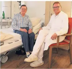  ?? FOTO: A. BAUM ?? Willi Kettel wird nach seiner gelungenen Tumor-Operation regelmäßig im St.-Irmgardis-Krankenhau­s untersucht. Hier bespricht er die Ergebnisse mit Peter Schöngen, Oberarzt in der Klinik für Innere Medizin.