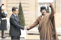  ?? Eric Fefeberg/AFP ?? Sarkozy e Khadafi: intermediá­rio afirma ter levado o equivalent­e a R$ 20 milhões em espécie de Trípoli a Paris