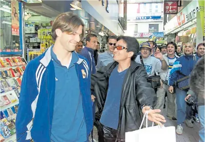  ?? MARCA ?? En Japón. Solari, como jugador del Madrid, insultado por hinchas de Boca en un shopping de Tokio.