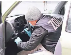  ?? FOTO: DPA ?? Ein Zollbeamte­r durchsucht ein Fahrzeug – eine gängige Maßnahme im Kampf gegen organisier­te Kriminalit­ät.