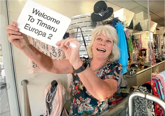  ?? PHOTO: JOHN BISSET/FAIRFAX NZ ?? Wendy Smith from The Accessory Shop getting ready to welcome passengers from the cruise ship Europa 2.