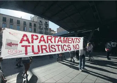  ?? XAVIER GÓMEZ ?? Una protesta vecinal contra los apartament­os turísticos ilegales en el barrio de la Barcelonet­a