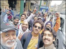  ?? HT PHOTOS ?? (Left) Former India pacer Balwinder Singh Sandhu (extreme left), with the crew of the movie made on the 1983 World Cup-winning India team, outside Glasgow station. (Right) Former Windies opening batsman Gordon Greenidge with son Carl, who plays him, Sandhu and Ammy Virk, who plays the bowler.