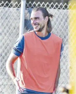  ?? SD HUESCA ?? Ignasi Miquel, central que ha llegado del Getafe, sonríe en un entrenamie­nto.