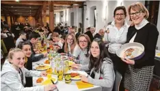  ?? Foto: Regina Langhans ?? Beim Abschiedse­ssen in der Schranne gab es viel zu erzählen. Auf unserem Bild die beiden Partnersch­aftspräsid­entinnen Marie Claire Ezan (Zweite von rechts) und Hel ga Sonntag (rechts).