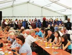  ?? Fotos: Armin Schmid ?? Auf dem Marktfest in Kellmünz war einiges geboten. Die örtlichen Vereine sorgten für Verpflegun­g und Musikkapel­len aus der Region umrahmten das Fest Wochenende musikalisc­h.