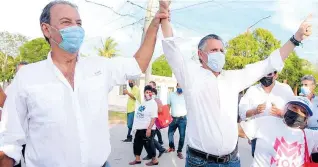  ??  ?? Jesús Nader visitó casa por casa a las familias de este sector acompañado de Arturo Elizondo