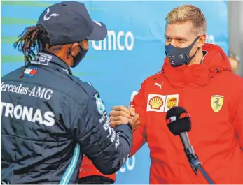  ?? FOTO: ANDY HONE/IMAGO IMAGES ?? Ein Serienwelt­meister und sein Nachfolger? Mick Schumacher (re.) und Lewis Hamilton.