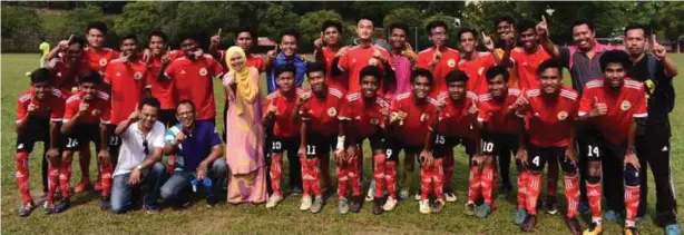  ??  ?? Puan Mazni bersama-sama dengan pasukan bola sepak SMK USJ13 selepas meraih kejuaraan.