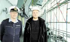  ??  ?? Kommandant Jan Hackstein und Julian Jacksch, stellvertr­etender Projektlei­ter der Neuen Jadewerft.