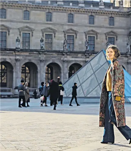  ?? ?? i ‘I want to be alone’: Kate Bussmann channels Greta Garbo at the Louvre, in Paris