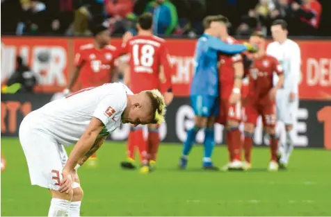  ?? Foto: Ulrich Wagner ?? Enttäuschu­ng beim FC Augsburg: Nach harter Gegenwehr und einem 2:2 zur Halbzeit verliert der FCA (vorne Kapitän Philipp Max) sein Heimspiel gegen den FC Bayern München mit 2:3.