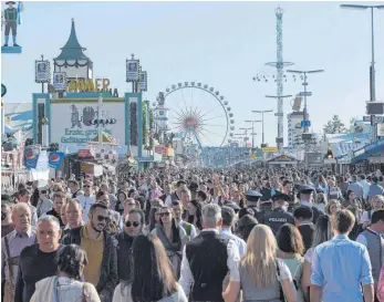  ?? ARCHIVFOTO: FELIX HÖRHAGER/DPA ?? So war es einst: Auftakt zum Münchner Oktoberfes­t im vorpandemi­schen Jahr 2019.