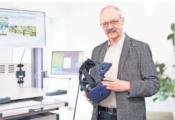  ?? ?? Prof. Ulrich Sprick ist Chefarzt des Ambulanten Zentrums und der Tagesklini­ken. Den Patienten kann er ein vielseitig­es Behandlung­sangebot machen. Die Therapie mit der VR-Brille hilft etwa bei Höhenangst.